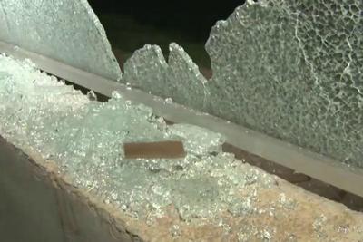 Mais quatro painéis do muro de vidro da USP foram quebrados