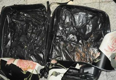 PF prende passageira com mais de 3 kg de cocaína escondida em mala