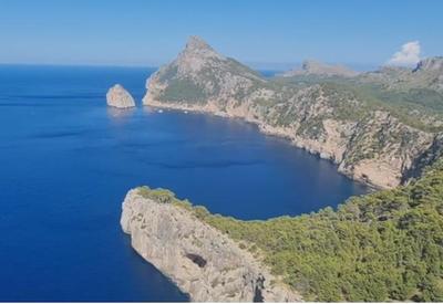 O azul do Mediterrâneo visto do norte de Mallorca