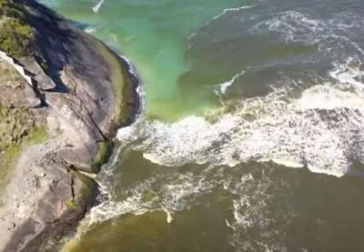 Mancha escura que invadiu mar da Barra pode atingir outras praias, diz biólogo