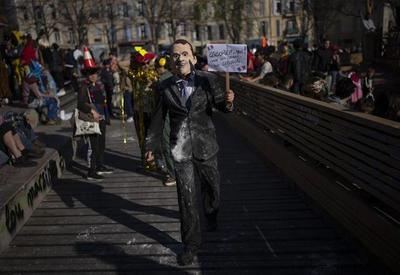 Macron erra ao comparar manifestações na França a 8 de janeiro