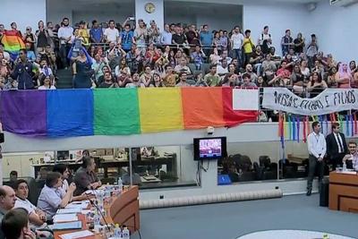 Manifestantes LGBT protestam contra vereador que ameaçou Pabllo Vitar