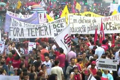 Manifestantes fecham Av. Paulista em dia de protestos contra reforma da Previdência
