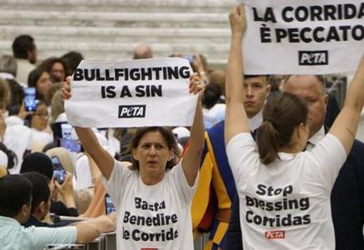 Ativistas interrompem discurso do Papa Francisco para protestar contra touradas