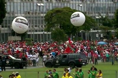 Manifestantes pró e contra Lula cercam a Esplanada dos Ministérios