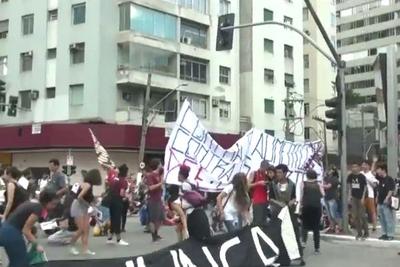Manifestantes protestam contra o aumento da passagem em São Paulo