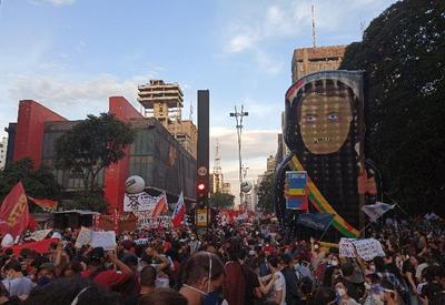 Manifestantes protestam contra Bolsonaro no país