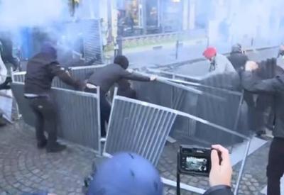Manifestantes protestam contra violência policial e projeto de lei em Paris