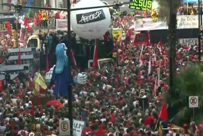 Manifestantes realizam ato pró-Lula na capital gaúcha 