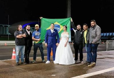 Após casamento, noivos festejam em manifestação bolsonarista