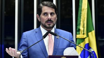 Moraes bloqueia contas de Marcos do Val após viagem internacional 
