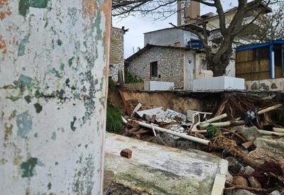 Maré alta causa estragos na Praia dos Ingleses, em Florianópolis