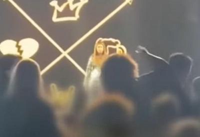 Marília Mendonça interrompe show durante pancadaria
