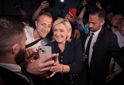 Extrema direita vence 1º turno de eleição legislativa na França, e Macron pede "aliança ampla"