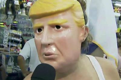 Máscara de Donald Trump faz sucesso entre os foliões
