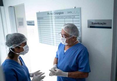 Pandemia de Covid-19 mata 375 médicos no Brasil
