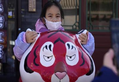 Asiáticos comemoram ano novo chinês, representado pelo Tigre