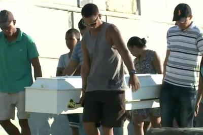 Menino atingido por bala perdida é enterrado no Rio de Janeiro