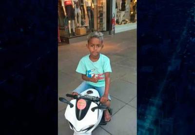 Menino de 7 anos morre após ser atingido por postes no Rio de Janeiro