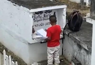 Vídeo: menino visita túmulo para mostrar boletim escolar