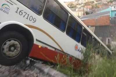 Menor furta ônibus, provoca acidente e é agredido pela população