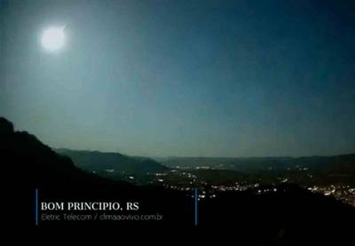 Meteoro explode no sul do Brasil e transforma noite em dia
