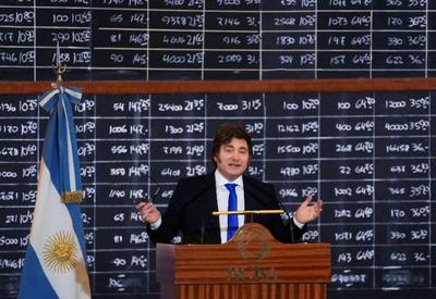 Milei veta aumento de aposentadoria aprovado pelo Congresso da Argentina