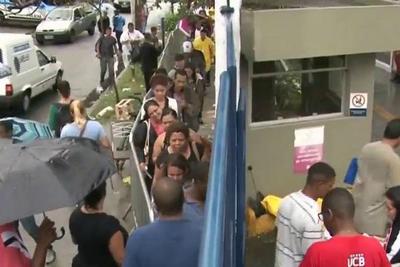 Milhares de candidatos dormem em fila no RJ em busca de trabalho 