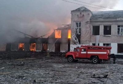Ataque aéreo russo atinge escola em Kharkiv e provoca incêndio