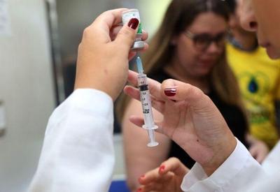 Vacina da gripe reduz gravidade de sintomas da covid-19, diz estudo