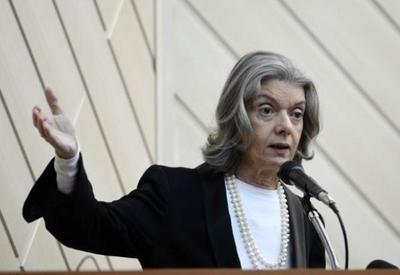 Cármen Lúcia envia ao MP pedido de investigação de Bolsonaro por "live"