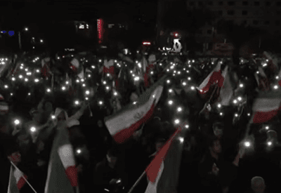 Milhares fazem vigília em Teerã após morte de líder supremo em ataques atribuídos a Israel e EUA