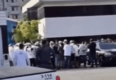 Vídeo: Torcedores invadem CT do Santos (SP)