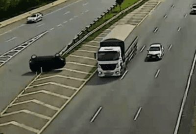 Vídeo: Carro é atingido por outro veículo e capota em rodovia de Campinas (SP)