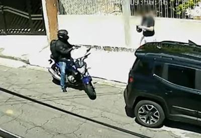 Câmera registra áudio de bandido pedindo senhas para vítima de assalto
