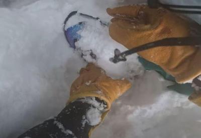 Vídeo: Homem preso de cabeça para baixo na neve é salvo por esquiador