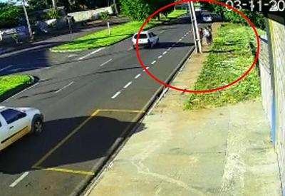 Vídeo: homem se esconde atrás de poste para importunar adolescentes
