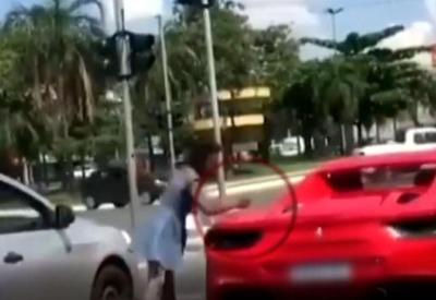 Vídeo: pedinte dá facada em carro de luxo ao não receber dinheiro