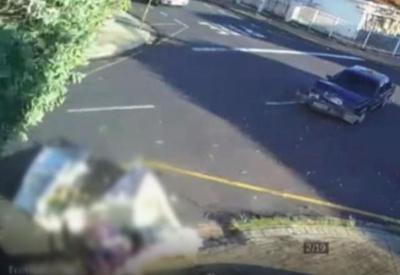 Caixão com corpo é arremessado na rua em acidente com carro funerário