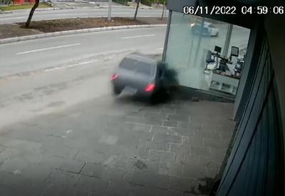 Vídeo: veículo parte ao meio após bater em loja em Pernambuco