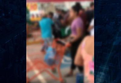 Vídeo: promoção no quilo da cebola gera tumulto em supermercado do DF