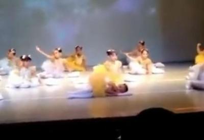Vídeo: Criança dorme durante apresentação de balé e encanta internet