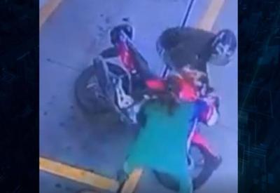 Vídeo: frentista derruba e impede motociclista de fugir após abastecer