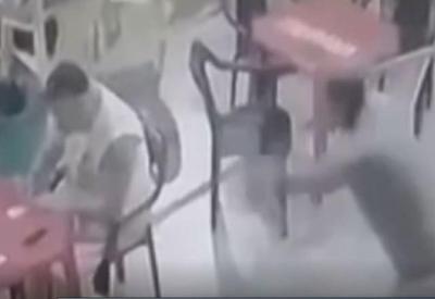 Homem é agredido com golpes de foice em bar no DF