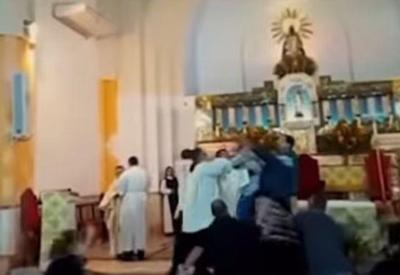 Homem tenta agredir padre em igreja, no Rio de Janeiro