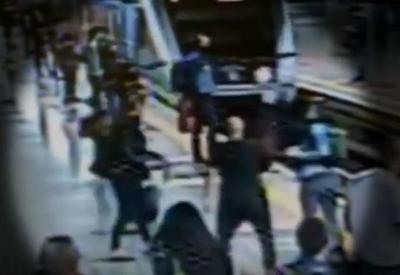 Vídeo: homem tenta empurrar mulheres nos trilhos do metrô de SP