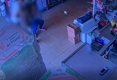 Vídeo: Idoso de 69 anos desarma ladrão para defender filha em assalto