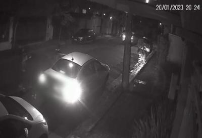 Vídeo: dupla de criminosos rouba carro de mulher na zona sul de SP