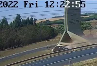 Vídeo: motorista bate contra monumento em rodovia no interior de SP
