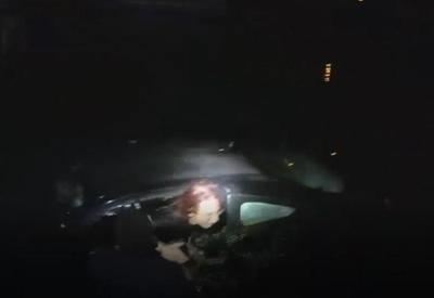 Mulher cai com carro em rio e sobrevive após resgate heroico nos EUA